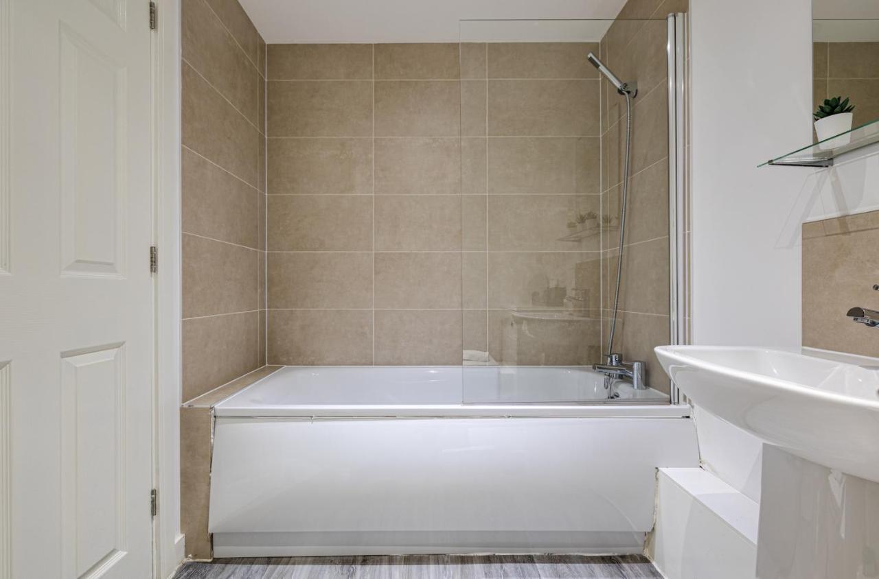 Stunning 2 Bed With Free Parking Close To Cc Appartement *