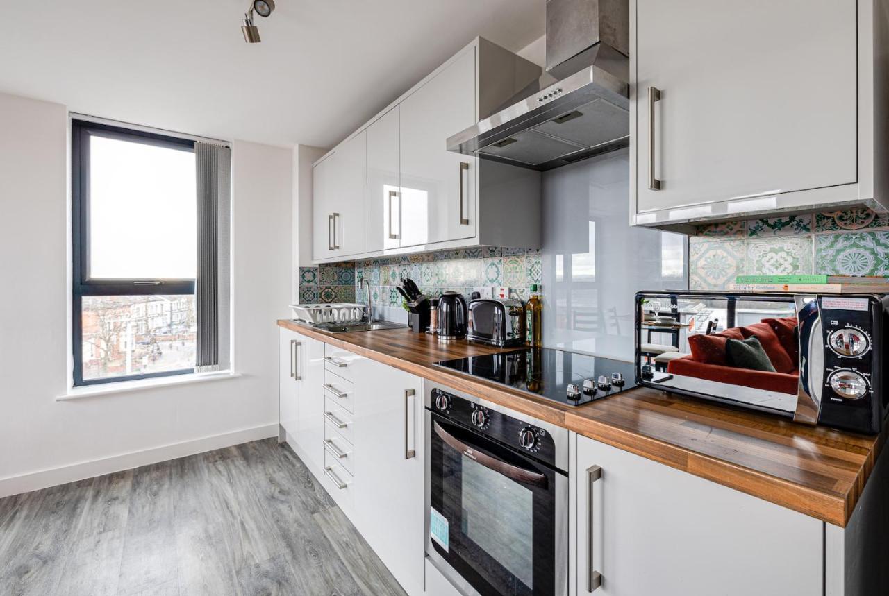 Апартаменты Stunning 2 Bed With Free Parking Close To Cc *